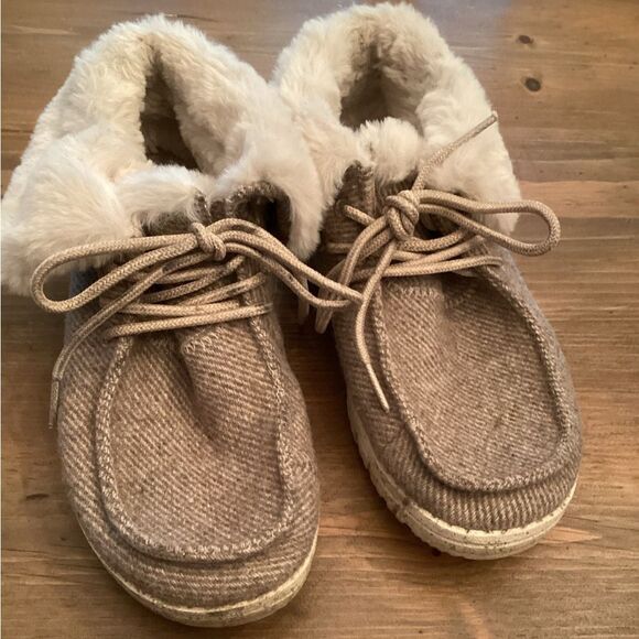 HEY DUDE SIZE 6 NUT BROWN WENDY FOLD COZY BOOTIE  FAUX FUR - Picture 1 of 8
